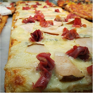 Pizza with Pears, Gorgonzola &amp; Prosciutto di Parma