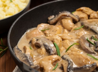 Chicken with Mushroom and Kale (Red Finger Pepper)