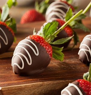 Chocolate Dipped Stem Strawberries (12Pc)